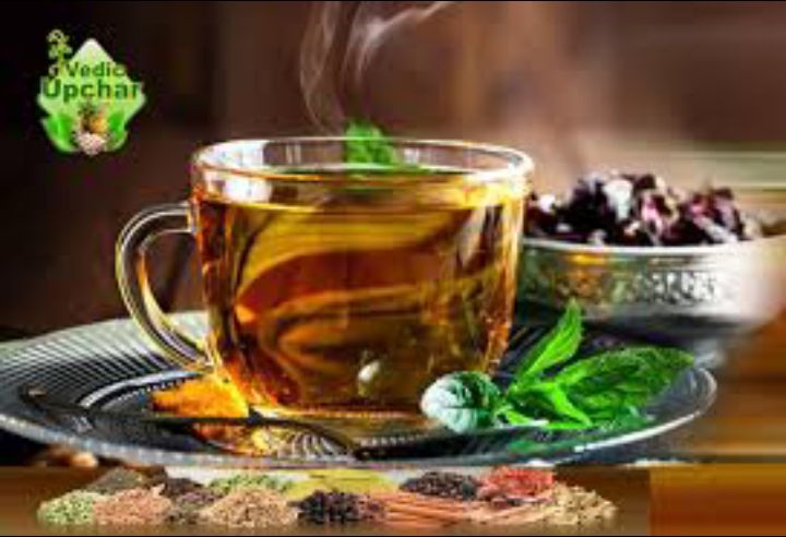 Harbal tea ke fyade ,harbal tea upayog karta hua vyakti